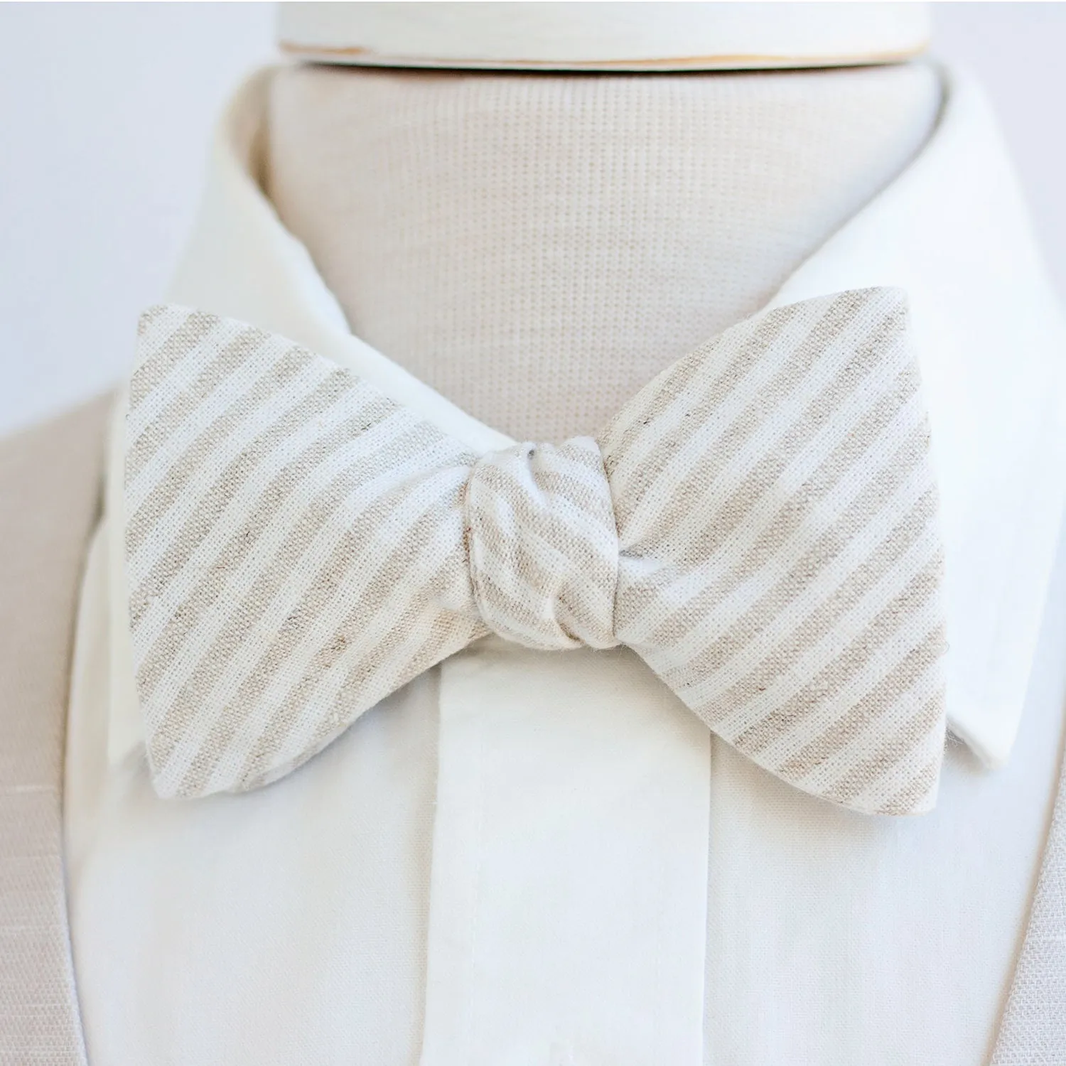 Men's Freestyle Self-Tie Bow Tie / Natural Linen Stripe