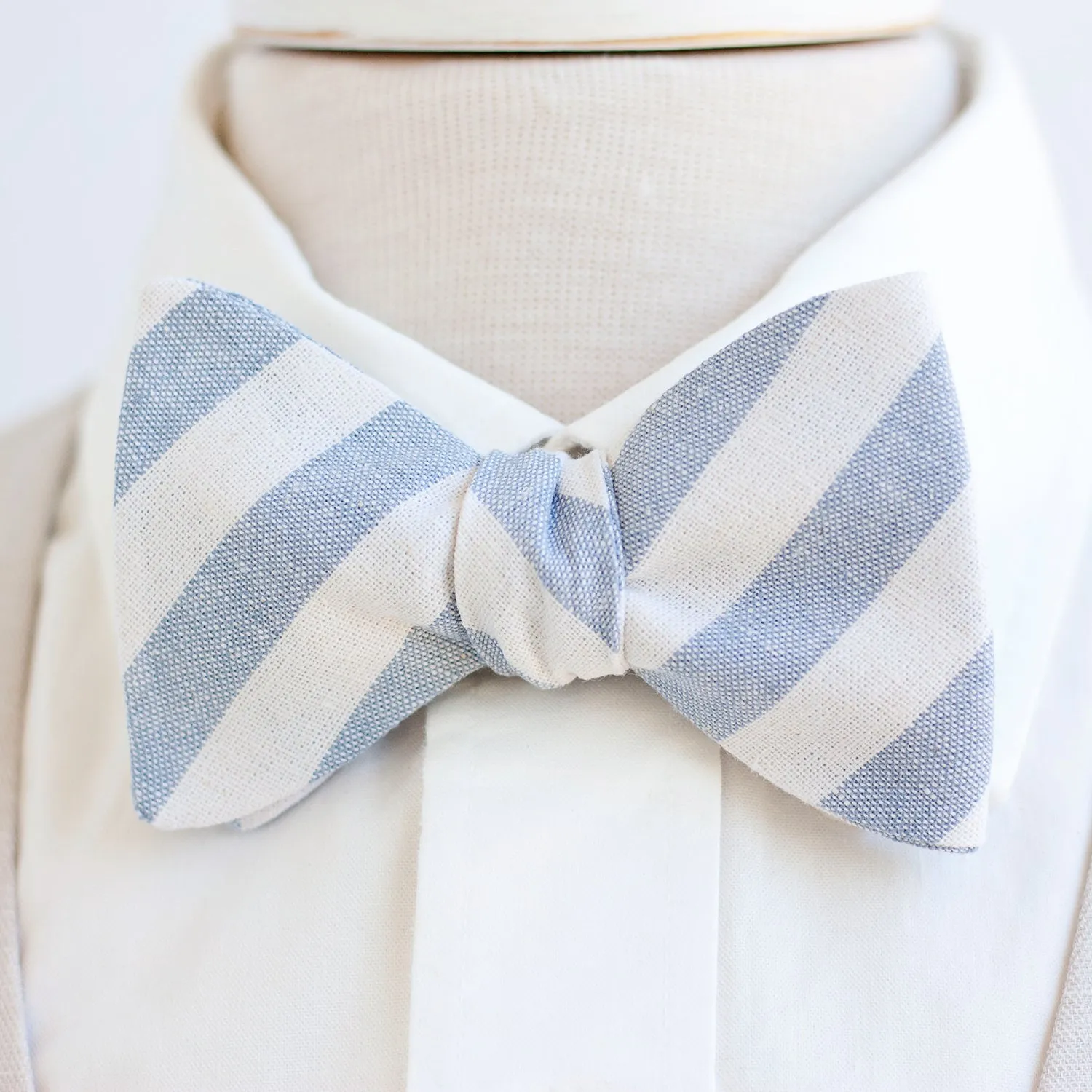 Men's Freestyle Self-Tie Bow Tie / Wide Chambray Linen Stripe